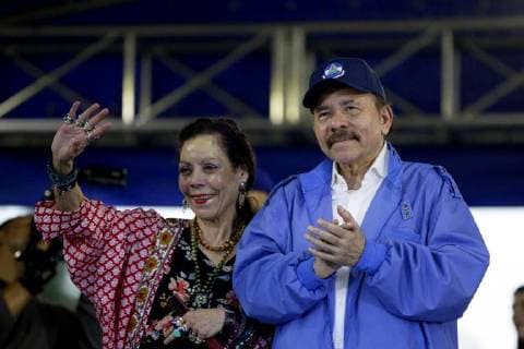 News Bilder des Tages Nicaraguan President Daniel Ortega (R) greets with Vice President Rosario Murillo (L) during a rally with thousands of sympathizers in Managua, Nicaragua, on 07 July 2018. Ortega refused today to leave power by means of an advance of the general elections, position that was known in the midst of demonstrations of support and rejection of his Government and in the context of a crisis that has claimed more than 310 lives. Ortega refuses to leave power, amid demonstrations and repression !ACHTUNG: NUR REDAKTIONELLE NUTZUNG!  Copyright: xBienvenidoxVelascoxBlancox NI6040 20180708-636666184200870669