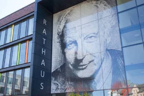Übergroßes Portrait von Ex-Bundespräsident Walter Scheel an der Fassade des Solinger Rathauses Einweihung Walter-Scheel-Platz, Solingen, Politik, 08.07.18 Solingen NRW Deutschland Walter-Scheel-Platz *** Oversized portrait of former President Walter Scheel on the facade of the Solingen Town Hall inauguration Walter Scheel Platz Solingen Politics 08 07 18 Solingen NRW Germany Walter Scheel Platz Copyright: xdnet_cdnx