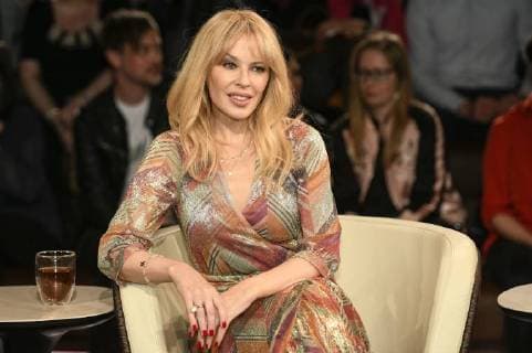 Kylie Minogue (Sängerin) 04 18 her Kylie Minogue am 10. April 2018 in Markus Lanz , ZDF Australien australisch australische Frau Gesang Pop Musik Gesang Schauspielerin Schauspiel TV Fernsehen Talkshow australian female singer actress quer halb sitzend lächelnd neutral *** Kylie Minogue singer 04 18 here Kylie Minogue on 10 April 2018 in Markus Lanz ZDF Australia australian australian woman singing pop music singing actress acting tv tv talk show australian female singer actress cross half sitting smiling neutral
