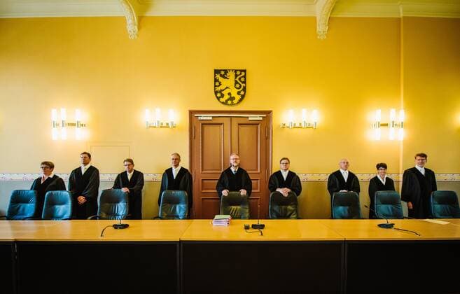 Weimar , 090617 , Das Verfassungsgericht verkündet sein Urteil zur CDU-Klage gegen das Vorschaltgesetz zur Gebietsreform Im Bild: Besetzung des Gerichts *** Weimar 090617 The constitutional court announces its judgment to the CDU complaint against the Vorschaltgesetz to the area reform in the picture occupation of the court