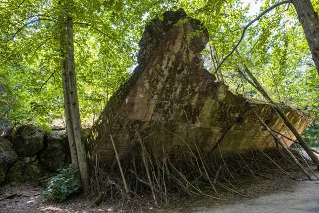 Adolf Hitlers Kriegsquartier Wolfsschanze im Wald Goerlitz der Stadt Ketrzyn in Polen (Foto vom 18.06.2018). Foto: Maechtige Betonplatten ragen in den Himmel. Es gelang nicht sie bei der Sprengung der Bunker vollstaendig zu zerstoeren. Besucher stellen heute duenne Aeste dagegen, um die Platten symbolisch zu stuetzen. Eine Geste gegen das Vergessen. Wolfsschanze war der Tarnname fuer ein militaerisches Lagezentrum des Fuehrungsstabes der deutschen Wehrmacht und eines der Fuehrerhauptquartiere waehrend des Zweiten Weltkrieges in der Naehe von Rastenburg (heute Ketrzyn) in Ostpreussen, im heutigen Polen. Adolf Hitlers Kriegsquartier Wolfsschanze *** Adolf Hitlers war quarters Wolfsschanze in the forest Goerlitz of the city Ketrzyn in Poland Photo of 18 06 2018 Photo Powerful concrete slabs rise into the sky They failed to completely Copyright: epd-bild HeikexLyding EDITORIAL USE ONLY