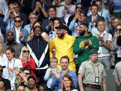 Entertainment Themen der Woche Entertainment-Bilder des Tages LONDON, ENGLAND - JULY 10: Rapper Drake attends and cheers on Serena Williams day eight of the Wimbledon Tennis Championships at the All England Lawn Tennis and Croquet Club on July 10, 2018 in London, England. Copyright: xhoo-me.comx