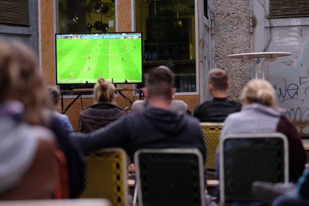 Fußballfans verfolgen das Spiel Frankreich gegen Belgien anlässlich der Fußball-Weltmeisterschaft 2018 in Emils Biergarten in Berlin-Pankow snapshot-photography xK.M.Krause *** Football fans follow the match France vs Belgium on the occasion of the Football World Cup 2018 in Emils beer garden in Berlin Pankow snapshot photography xK M Krause