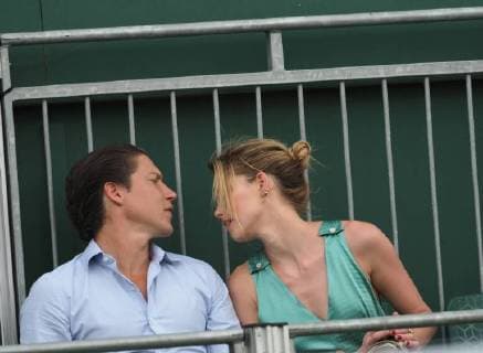 LONDON, ENGLAND - JULY 07: it s official THEY HAVE THEIR FIRST KISS Amber Heard wearing a low cut mint jumpsuit with new boyfriend Vito Schnabel attend day seven of the Wimbledon Tennis Championships at the All England Lawn Tennis and Croquet Club on July 7, 2018 in London, England..People: Vito Schnabel and Amber Heard London England - ZUMAs214 20180709_zba_s214_015 Copyright: xSMGx