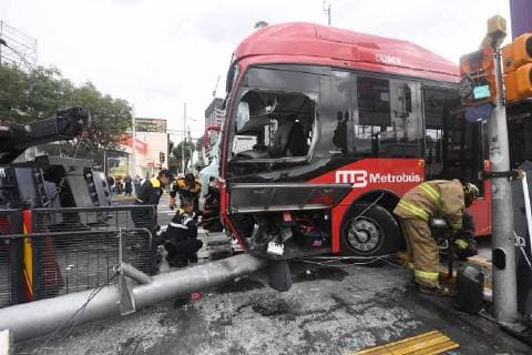 July 10, 2018 - EUM20180710ACT04.JPG.CIUDAD DE MEXICO AccidentAccidente-Metrobus.- Elementos del cuerpo de Bomberos y oficiales de Transito arriban a la estacion La Salle del transporte Metrobus luego de que una de las unidades de este colectivo se impactara contra un poste en las inmediaciones de este punto, el martes 10 de junio de 2018. Foto: Agencia EL UNIVERSALValente RosasEVZ. Copyright: xElxUniversalx