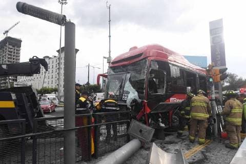 July 10, 2018 - EUM20180710ACT03.JPG.CIUDAD DE MEXICO AccidentAccidente-Metrobus.- Elementos del cuerpo de Bomberos y oficiales de Transito arriban a la estacion La Salle del transporte Metrobus luego de que una de las unidades de este colectivo se impactara contra un poste en las inmediaciones de este punto, el martes 10 de junio de 2018. Foto: Agencia EL UNIVERSALAlan RodriguezEVZ. Copyright: xElxUniversalx