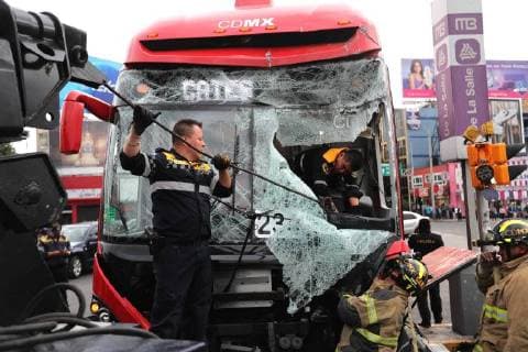 July 10, 2018 - EUM20180710ACT06.JPG.CIUDAD DE MEXICO Accident Accidente-Metrobus.- Elementos del cuerpo de Bomberos y oficiales de Transito arriban a la estacion La Salle del transporte Metrobus luego de que una de las unidades de este colectivo se impactara contra un poste en las inmediaciones de este punto, el martes 10 de junio de 2018. Foto: Agencia EL UNIVERSAL EVZ. Copyright: xValentexRosasx