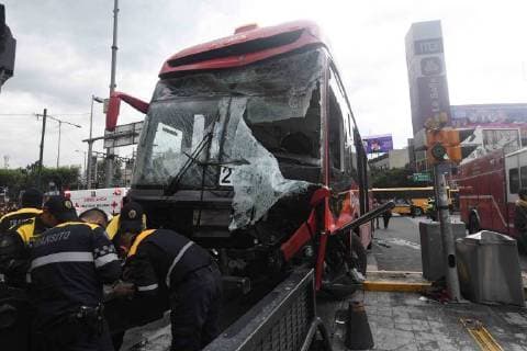 July 10, 2018 - EUM20180710ACT05.JPG.CIUDAD DE MEXICO Accident Accidente-Metrobus.- Elementos del cuerpo de Bomberos y oficiales de Transito arriban a la estacion La Salle del transporte Metrobus luego de que una de las unidades de este colectivo se impactara contra un poste en las inmediaciones de este punto, el martes 10 de junio de 2018. Foto: Agencia EL UNIVERSAL Alan Rodriguez EVZ. Copyright: xElxUniversalx