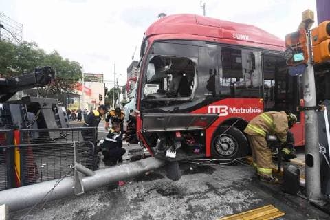 July 10, 2018 - EUM20180711ACT01.JPG.CIUDAD DE MEXICO AccidentAccidente-Metrobus.- Elementos del cuerpo de Bomberos y oficiales de Transito arriban a la estacion La Salle del transporte Metrobus luego de que una de las unidades de este colectivo se impactara contra un poste en las inmediaciones de este punto, dejando 22 personas lesionadas. Seis fueron llevadas a hospitales para descartar afectaciones mas graves, mientras que los demas fueron atendidos por paramedicos en el sitio del percance. 10 de junio de 2018. Fotonota: Agencia EL UNIVERSALValente RosasRCC. Copyright: xElxUniversalx