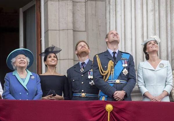 Célébrations du centenaire de la royal air force. PAP07181961 From left, Queen Elizabeth II, Meghan Duchess of Sussex, Prince Harry Duke of Sussex, Prince William Duke of Cambridge and Katherine Duchess of Cambridge watch the RAF 100th anniversary flypast from the balcony of Buckingham Palace, London 228346 2018-07-10 London Etats-Unis  Copyright: xPapixsx xStarfacex STAR_228346_047