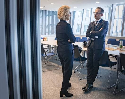 News Bilder des Tages Bundesaussenminister Heiko Maas (r, SPD), trifft die Bundesministerin der Verteidigung, Ursula von der Leyen (CDU), am Rande eines NATO-Gipfels im NATO-Hauptquartier in Bruessel, 11.07.2018. Bruessel Belgien *** Federal Foreign Minister Heiko Maas r SPD meets the Federal Minister of Defense Ursula von der Leyen CDU on the sidelines of a NATO summit at NATO headquarters in Brussels 11 07 2018 Brussels Belgium Copyright: xXanderxHeinlx