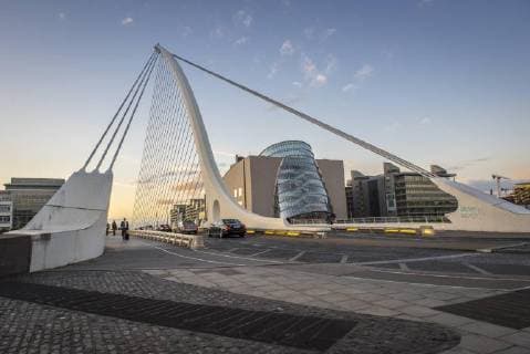Architektur von Santiago Calatrava Samuel Beckett Brücke, Schrägseilbrücke und Drehbrücke über den Fluss Liffey, Architekt Santiago Calatrava, Dublin, Republik Irland *** Samuel Beckett Bridge Cable-stayed bridge and swing bridge over the River Liffey Architect Santiago Calatrava Dublin Republic of Ireland Copyright: imageBROKER/MatthiasxGraben ibldrn04712433.jpg