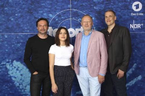 Elmar Fischer, Almila Bagriacik, Axel Milberg und Marco Wiersch beim Photocall zum ARD-Krimi Tatort - Borowski und das Haus der Geister im Hotel Grand Elysee. Hamburg, 12.07.2018 *** Elmar Fischer Almila Bagriacik Axel Milberg and Marco Wiersch at the Photocall to the ARD Crime Scene Tatort Borowski and the House of the Spirits in the Hotel Grand Elysee Hamburg 12 07 2018 Foto:xH.xHartmannx xFuturexImage