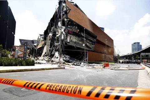 July 12, 2018 - EUM20180712ACT14.JPG.CIUDAD DE MEXICO. CollapseDerrumbe-CDMX.- 12 de julio de 2018. Aspectos del derrumbe en la Plaza Comercial Artz en Periferico, a la altura de la colonia Pedregal sur, delegacion Ãlvaro Obregon. Elementos de Proteccion Civil, de la policia capitalina y de Servicios Periciales realizan trabajos en la zona. No se reportan lesionados ni fallecidos. Foto: Agencia EL UNIVERSALAgustin SalinasEELG Copyright: xElxUniversalx