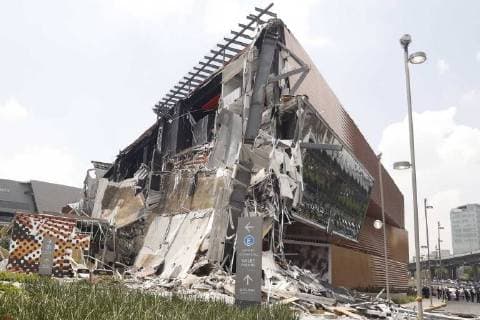 July 12, 2018 - EUM20180712ACT11.JPG.CIUDAD DE MEXICO. CollapseDerrumbe-CDMX.- 12 de julio de 2018. Aspectos del derrumbe en la Plaza Comercial Artz en Periferico, a la altura de la colonia Pedregal sur, delegacion Ãlvaro Obregon. Elementos de Proteccion Civil, de la policia capitalina y de Servicios Periciales realizan trabajos en la zona. No se reportan lesionados ni fallecidos. Foto: Agencia EL UNIVERSALAgustin SalinasEELG Copyright: xElxUniversalx
