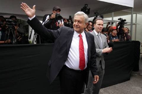 July 12, 2018 - EUM20180712NAC16.JPG.CIUDAD DE MEXICO.- Transition Transicion-AMLO.- El gobernador de Chiapas y presidente de la Conferencia Nacional de Gobernadores (Conago), Manuel Velasco Coello, recibe al virtual presidente electo, Andres Manuel Lopez Obrador, en la puerta del Colegio de Ingenieros Civiles, previo al encuentro con gobernadores de todo el pais, este jueves 12 de julio de 2018. Foto: Agencia EL UNIVERSAL Carlos Mejia RCC. Copyright: xCarlosxMejia ElxUniversalx