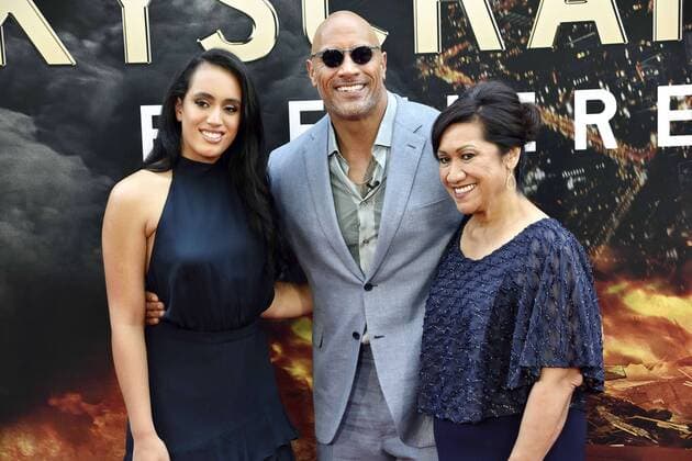 Dwayne Johnson mit seiner Mutter Ata Johnson und Tochter Simone Garcia Johnson bei der Skyscraper Film Premiere am 10.07.2018 in New York Skyscraper Filmpremiere in New York City, 2018