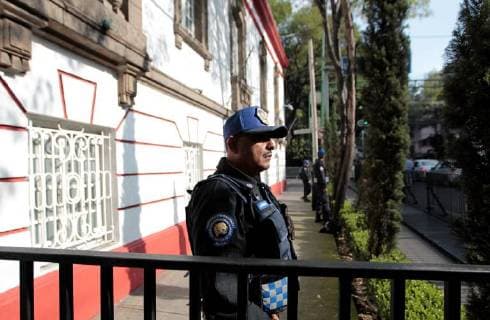 Several members of Mexican security forces stand guard outside offices of Mexican President-elect Andres Manuel Lopez Obrador (unseen) in Mexico City, Mexico, 13 July 2018. US Secretary of State, Mike Pompeo (unseen) arrived in Mexican capital to meet with Lopez Obrador and outgoing Mexican President, Enrique Pena Nieto. US Secretary of State, Mike Pompeo, visits Mexico City !ACHTUNG: NUR REDAKTIONELLE NUTZUNG!  Copyright: xMarioxGuzmanx MEX016 20180713-636671015232354733