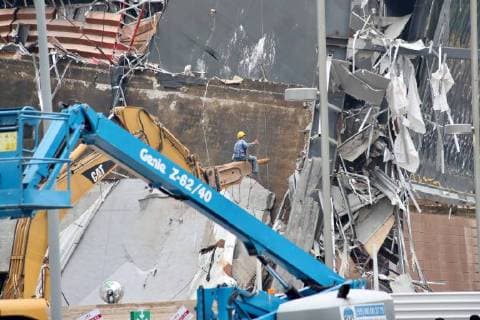 July 14, 2018 - EUM20180714SOC02.JPG.CIUDAD DE MEXICO. CollapseDerrumbe-CDMX.- 14 de julio de 2018. Inician los trabajos de mitigacion en la Plaza Artz en Periferico, a la altura de la colonia Pedregal sur, a tres dias de que se registrara un derrumbe parcial. Foto: Agencia EL UNIVERSALAriel OjedaEELG Copyright: xElxUniversalx