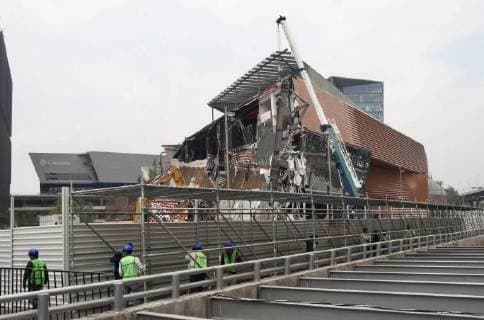 July 14, 2018 - EUM20180714SOC01.JPG.CIUDAD DE MEXICO. CollapseDerrumbe-CDMX.- 14 de julio de 2018. Inician los trabajos de mitigacion en la Plaza Artz en Periferico, a la altura de la colonia Pedregal sur, a tres dias de que se registrara un derrumbe parcial. Foto: Agencia EL UNIVERSALAriel OjedaEELG Copyright: xElxUniversalx