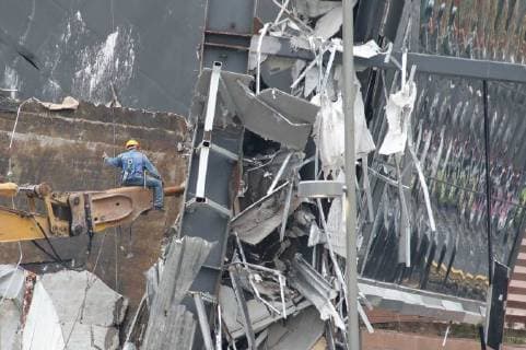 July 14, 2018 - EUM20180714SOC05.JPG.CIUDAD DE MEXICO. CollapseDerrumbe-CDMX.- 14 de julio de 2018. Inician los trabajos de mitigacion en la Plaza Artz en Periferico, a la altura de la colonia Pedregal sur, a tres dias de que se registrara un derrumbe parcial. Foto: Agencia EL UNIVERSALAriel OjedaEELG Copyright: xElxUniversalx