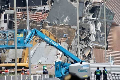 News Bilder des Tages July 14, 2018 - EUM20180714SOC08.JPG.CIUDAD DE MEXICO. CollapseDerrumbe-CDMX.- 14 de julio de 2018. Inician los trabajos de mitigacion en la Plaza Artz en Periferico, a la altura de la colonia Pedregal sur, a tres dias de que se registrara un derrumbe parcial. Foto: Agencia EL UNIVERSALAriel OjedaEELG Copyright: xElxUniversalx