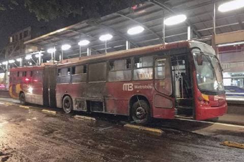 Mexiko, Bus brennt aus in Mexiko-City July 15, 2018 - EUM20180715ACT04.JPG.CIUDAD DE MEXICO. BurningIncendio-Metrobus.- La madrugada de este 15 de julio de 2018 se registro el incendio de una de las unidades del Metrobus, en la estacion Durango, sobre avenida Insurgentes. Bomberos capitalinos acudieron al lugar para controlar el sinisestro. Foto: Agencia EL UNIVERSALYadin XolalpaEELG  - ZUMAu78_ 20180715_zaf_u78_031 Copyright: xElxUniversalx