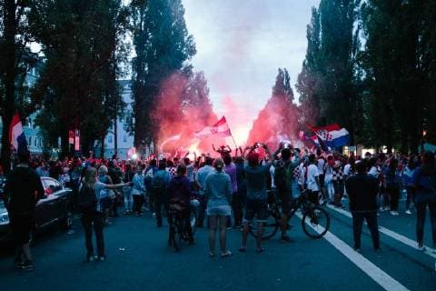 15.07.2018 - Kroatische Fussballfans feiern in München zweiten Platz der kroatischen Nationalmannschaft bei der Weltmeisterschaft in Russland. Unter anderem werden Fahnen der faschistischen Utascha Bewegung gezeigt und Parolen gerufen. Rund um die kroatische Nationalmannschaft kam es im Verlauf der Weltmeisterschaft zu zahlreichen Skandalen um faschistische Bezüge. Copyright: xMichaelxTrammerx