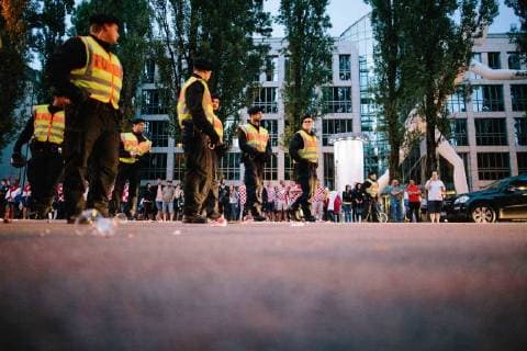 15.07.2018 - Kroatische Fussballfans feiern in München zweiten Platz der kroatischen Nationalmannschaft bei der Weltmeisterschaft in Russland. Unter anderem werden Fahnen der faschistischen Utascha Bewegung gezeigt und Parolen gerufen. Rund um die kroatische Nationalmannschaft kam es im Verlauf der Weltmeisterschaft zu zahlreichen Skandalen um faschistische Bezüge. Copyright: xMichaelxTrammerx