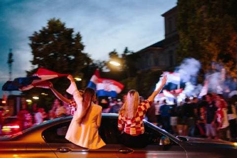 15.07.2018 - Kroatische Fussballfans feiern in München zweiten Platz der kroatischen Nationalmannschaft bei der Weltmeisterschaft in Russland. Unter anderem werden Fahnen der faschistischen Utascha Bewegung gezeigt und Parolen gerufen. Rund um die kroatische Nationalmannschaft kam es im Verlauf der Weltmeisterschaft zu zahlreichen Skandalen um faschistische Bezüge. Copyright: xMichaelxTrammerx