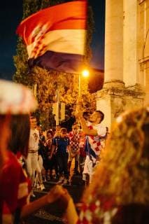 15.07.2018 - Kroatische Fussballfans feiern in München zweiten Platz der kroatischen Nationalmannschaft bei der Weltmeisterschaft in Russland. Unter anderem werden Fahnen der faschistischen Utascha Bewegung gezeigt und Parolen gerufen. Rund um die kroatische Nationalmannschaft kam es im Verlauf der Weltmeisterschaft zu zahlreichen Skandalen um faschistische Bezüge. Copyright: xMichaelxTrammerx