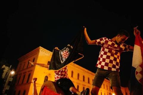 15.07.2018 - Kroatische Fussballfans feiern in München zweiten Platz der kroatischen Nationalmannschaft bei der Weltmeisterschaft in Russland. Unter anderem werden Fahnen der faschistischen Utascha Bewegung gezeigt und Parolen gerufen. Rund um die kroatische Nationalmannschaft kam es im Verlauf der Weltmeisterschaft zu zahlreichen Skandalen um faschistische Bezüge. Copyright: xMichaelxTrammerx