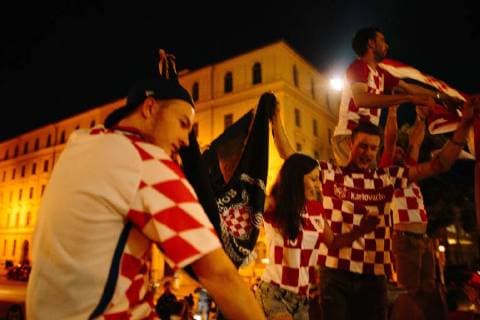 15.07.2018 - Kroatische Fussballfans feiern in München zweiten Platz der kroatischen Nationalmannschaft bei der Weltmeisterschaft in Russland. Unter anderem werden Fahnen der faschistischen Utascha Bewegung gezeigt und Parolen gerufen. Rund um die kroatische Nationalmannschaft kam es im Verlauf der Weltmeisterschaft zu zahlreichen Skandalen um faschistische Bezüge. Copyright: xMichaelxTrammerx
