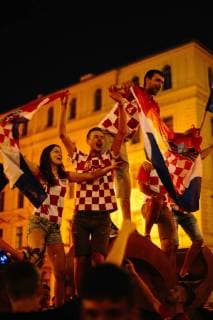 15.07.2018 - Kroatische Fussballfans feiern in München zweiten Platz der kroatischen Nationalmannschaft bei der Weltmeisterschaft in Russland. Unter anderem werden Fahnen der faschistischen Utascha Bewegung gezeigt und Parolen gerufen. Rund um die kroatische Nationalmannschaft kam es im Verlauf der Weltmeisterschaft zu zahlreichen Skandalen um faschistische Bezüge. Copyright: xMichaelxTrammerx
