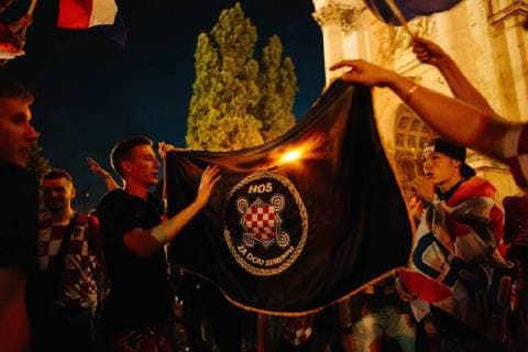 15.07.2018 - Kroatische Fussballfans feiern in München zweiten Platz der kroatischen Nationalmannschaft bei der Weltmeisterschaft in Russland. Unter anderem werden Fahnen der faschistischen Utascha Bewegung gezeigt und Parolen gerufen. Rund um die kroatische Nationalmannschaft kam es im Verlauf der Weltmeisterschaft zu zahlreichen Skandalen um faschistische Bezüge. Copyright: xMichaelxTrammerx