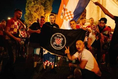 15.07.2018 - Kroatische Fussballfans feiern in München zweiten Platz der kroatischen Nationalmannschaft bei der Weltmeisterschaft in Russland. Unter anderem werden Fahnen der faschistischen Utascha Bewegung gezeigt und Parolen gerufen. Rund um die kroatische Nationalmannschaft kam es im Verlauf der Weltmeisterschaft zu zahlreichen Skandalen um faschistische Bezüge. Copyright: xMichaelxTrammerx