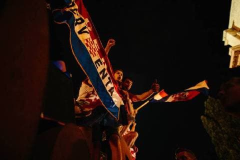 15.07.2018 - Kroatische Fussballfans feiern in München zweiten Platz der kroatischen Nationalmannschaft bei der Weltmeisterschaft in Russland. Unter anderem werden Fahnen der faschistischen Utascha Bewegung gezeigt und Parolen gerufen. Rund um die kroatische Nationalmannschaft kam es im Verlauf der Weltmeisterschaft zu zahlreichen Skandalen um faschistische Bezüge. Copyright: xMichaelxTrammerx