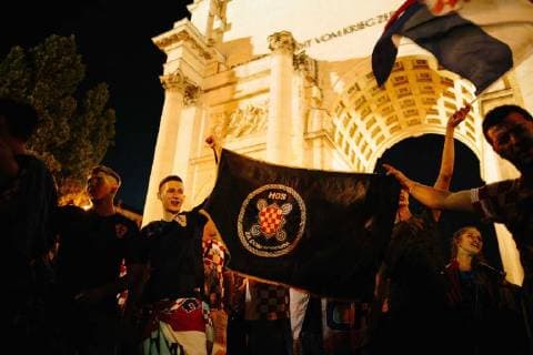 15.07.2018 - Kroatische Fussballfans feiern in München zweiten Platz der kroatischen Nationalmannschaft bei der Weltmeisterschaft in Russland. Unter anderem werden Fahnen der faschistischen Utascha Bewegung gezeigt und Parolen gerufen. Rund um die kroatische Nationalmannschaft kam es im Verlauf der Weltmeisterschaft zu zahlreichen Skandalen um faschistische Bezüge. Copyright: xMichaelxTrammerx