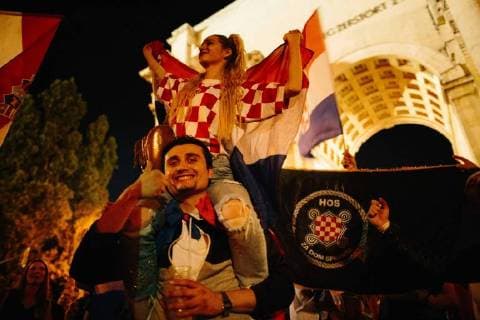 15.07.2018 - Kroatische Fussballfans feiern in München zweiten Platz der kroatischen Nationalmannschaft bei der Weltmeisterschaft in Russland. Unter anderem werden Fahnen der faschistischen Utascha Bewegung gezeigt und Parolen gerufen. Rund um die kroatische Nationalmannschaft kam es im Verlauf der Weltmeisterschaft zu zahlreichen Skandalen um faschistische Bezüge. Copyright: xMichaelxTrammerx