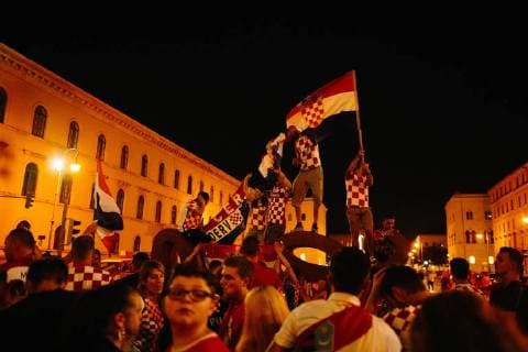15.07.2018 - Kroatische Fussballfans feiern in München zweiten Platz der kroatischen Nationalmannschaft bei der Weltmeisterschaft in Russland. Unter anderem werden Fahnen der faschistischen Utascha Bewegung gezeigt und Parolen gerufen. Rund um die kroatische Nationalmannschaft kam es im Verlauf der Weltmeisterschaft zu zahlreichen Skandalen um faschistische Bezüge. Copyright: xMichaelxTrammerx