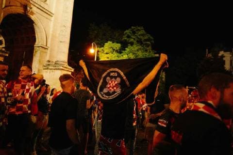 15.07.2018 - Kroatische Fussballfans feiern in München zweiten Platz der kroatischen Nationalmannschaft bei der Weltmeisterschaft in Russland. Unter anderem werden Fahnen der faschistischen Utascha Bewegung gezeigt und Parolen gerufen. Rund um die kroatische Nationalmannschaft kam es im Verlauf der Weltmeisterschaft zu zahlreichen Skandalen um faschistische Bezüge. Copyright: xMichaelxTrammerx