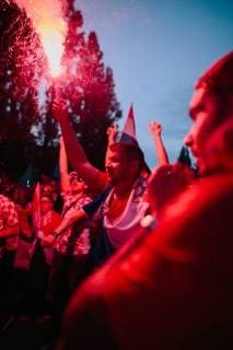 15.07.2018 - Kroatische Fussballfans feiern in München zweiten Platz der kroatischen Nationalmannschaft bei der Weltmeisterschaft in Russland. Unter anderem werden Fahnen der faschistischen Utascha Bewegung gezeigt und Parolen gerufen. Rund um die kroatische Nationalmannschaft kam es im Verlauf der Weltmeisterschaft zu zahlreichen Skandalen um faschistische Bezüge. Copyright: xMichaelxTrammerx