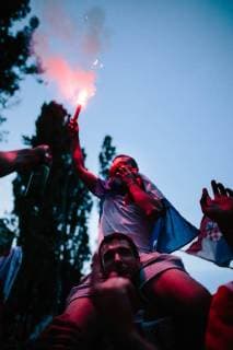 15.07.2018 - Kroatische Fussballfans feiern in München zweiten Platz der kroatischen Nationalmannschaft bei der Weltmeisterschaft in Russland. Unter anderem werden Fahnen der faschistischen Utascha Bewegung gezeigt und Parolen gerufen. Rund um die kroatische Nationalmannschaft kam es im Verlauf der Weltmeisterschaft zu zahlreichen Skandalen um faschistische Bezüge. Copyright: xMichaelxTrammerx
