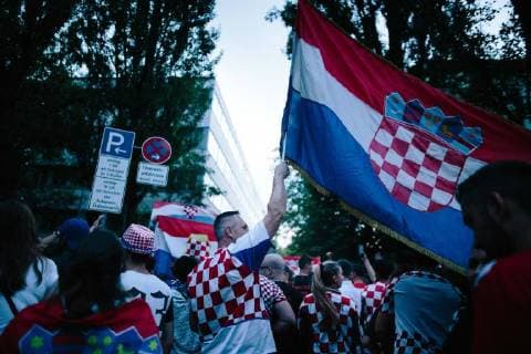 15.07.2018 - Kroatische Fussballfans feiern in München zweiten Platz der kroatischen Nationalmannschaft bei der Weltmeisterschaft in Russland. Unter anderem werden Fahnen der faschistischen Utascha Bewegung gezeigt und Parolen gerufen. Rund um die kroatische Nationalmannschaft kam es im Verlauf der Weltmeisterschaft zu zahlreichen Skandalen um faschistische Bezüge. Copyright: xMichaelxTrammerx