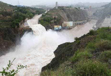 News Themen der Woche News Bilder des Tages July 16, 2018 - Gansu, Gansu, China - Gansu, CHINA-Liujia Gorge, located in northwest China s Gansu Province, is the large water-power engineering project of the first five-year plan. Liujia Gorge is the seventh step hydro-electric station, with multifunction such as generating electricity, controlling flood, breeding aquatics, irrigating, shipping, and travelling, and became the largest pivotal project of water conservancy an electric power, thus enjoying the reputation as the pearl on the Yellow River. Covering a water area of 130 plus square kilometers, Liujia Gorge stretches from southwest to northwest. The dam is 147 metres high, 840 metres long, on whose right side there is a spillway 700 metres long and 80 metres wide. Gansu China  - ZUMAs145 20180716_zaa_s145_135 Copyright: xShixYoudongx