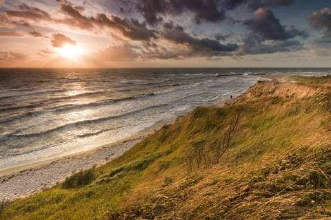 Europa; Deutschland; Mecklenburg Vorpommern; Ostsee; Hohes Ufer: Sonnenuntergang an der Ostseesteilküste bei Ahrenshoop auf der Halbinsel Fischland