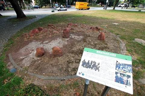 In der Nähe des Bremer Hauptbahnhofs und der Bremer Bürgerweide steht ein zehn Meter hoher Backstein-Elefant, der 1932 als Reichskolonialehrenmal (oder auch: Deutsches Kolonial-Ehrenmal) enthüllt worden war und 1990 vom Bremer Senat zum ersten deutschen Anti-Kolonial-Denk-Mal umgewidmet wurde. Seit 2014 heißt die Grünfläche rund um den Kolonial-Elefanten Nelson-Mandela-Park, benannt nach dem südafrikanischen Freiheitskämpfer und späteren Staatspräsidenten Mandela. 2009 wurde etwas abseits des Elefanten ein weiteres Mahnmal eingeweiht, das an den Genozid am Volk der Herero erinnern soll: ein Rondell mit Steinen, die von Jugendlichen und Farmarbeitern am namibischen Waterberg gesammelt wurden; dort hatten deutsche Truppen 1904 die entscheidende Schlacht gegen den Herero-Aufstand geführt.
