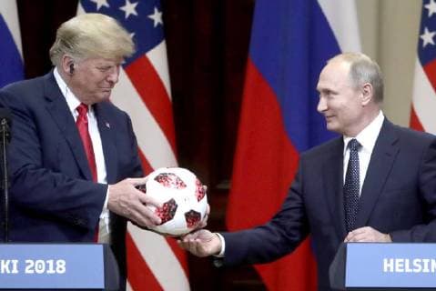 News Bilder des Tages HELSINKI, FINLAND â€“ JULY 16, 2018: US President Donald Trump (L) and Russia s President Vladimir Putin give a joint news conference following their meeting at the Presidential Palace. Mikhail Metzel TASS  TS089D33