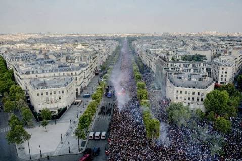 Coupe du Monde de Football. Les bleus, Champions du Monde, sur les Champs Elysees. Vues depuis le toit de l Arc de Triomphe. 2018 World Champions Team on Champs Elysees. View from Arc de Triomphe roof top 228551 2018-07-16 Paris France  Copyright: xSergexArnalx xStarfacex STAR_228551_027