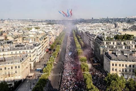 Coupe du Monde de Football. Les bleus, Champions du Monde, sur les Champs Elysées. Vues depuis le toit de l Arc de Triomphe. 2018 World Champions Team on Champs Elysees. View from Arc de Triomphe roof top 228551 2018-07-16 Paris France  Copyright: xSergexArnalx xStarfacex STAR_228551_131